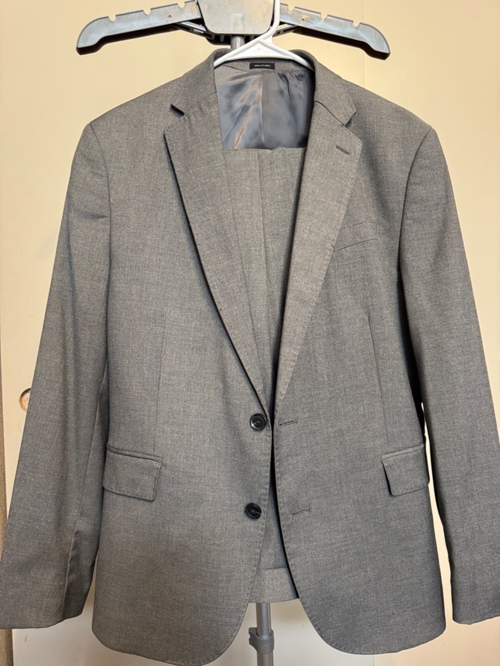 jf j.ferrar Men's Gray Two-Button Suit